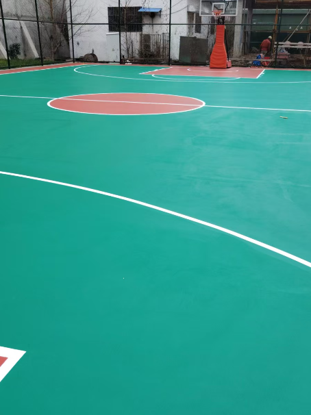 万山 球场长期使用易出现地面开裂